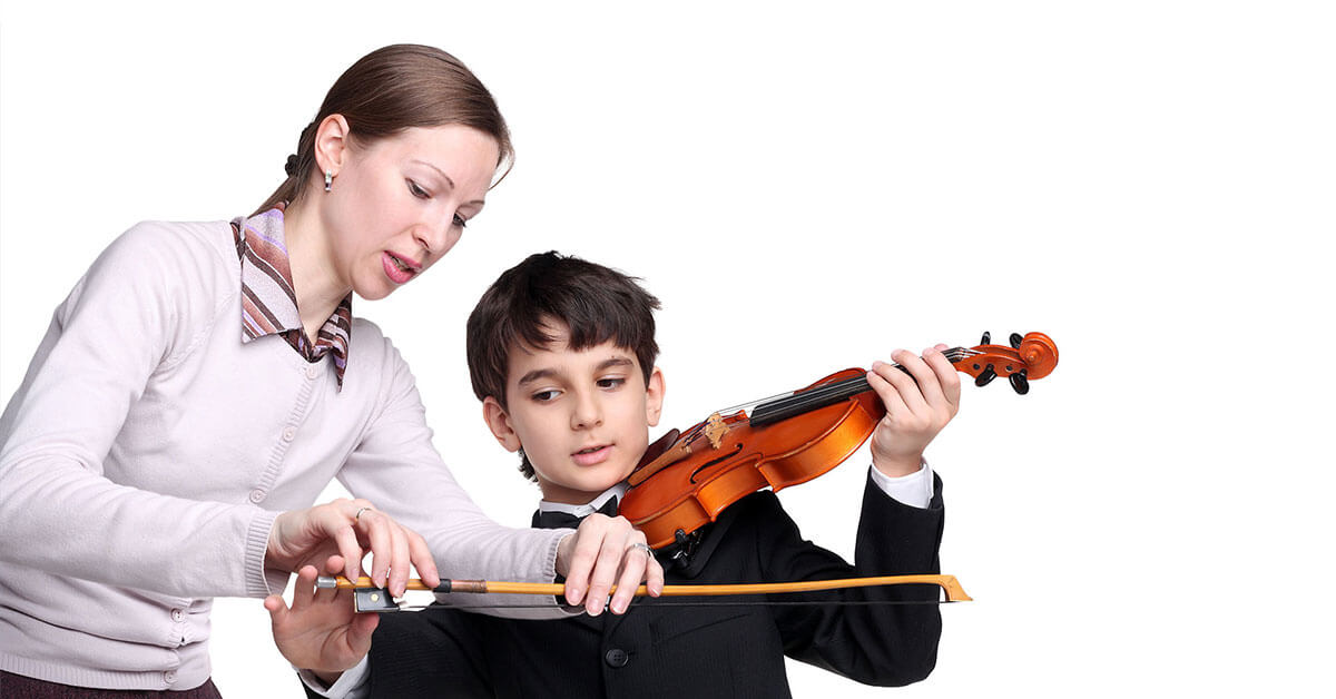 Воспитания пения. Игра на музыкальных инструментах. Занятия скрипкой. Муз инструменты для детей. Дети играют на музыкальных инструментах.